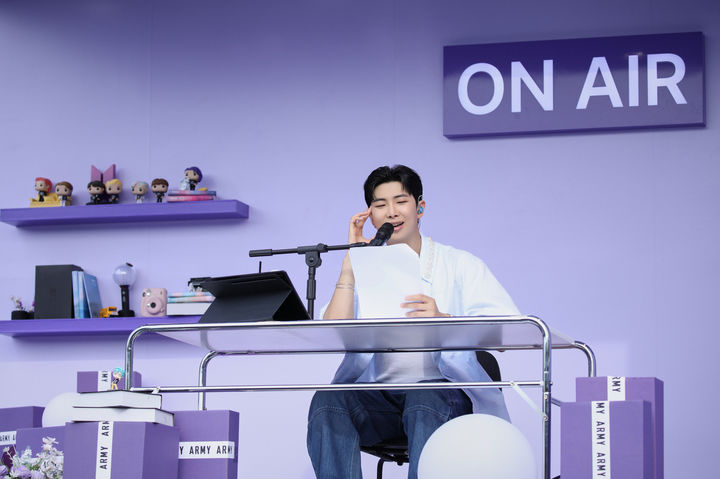 (Seoul=Newsis) BTS_RM 'It's 5pm, this is Namjoon Kim.'  site.  2023.06.17.  (Photo = Provided by Big Hit Music) photo@newsis.com *Resale and DB prohibited