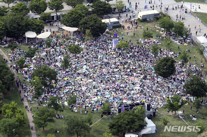  Reporter Cho Sung-woo = On the afternoon of the 17th, when the '2023 BTS Festa' commemorating the 10th anniversary of the group's debut was held, the Yeouido Hangang Park in Yeongdeungpo-gu, Seoul is crowded with fans and citizens.  2023.06.17.  xconfind@newsis.com
