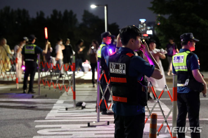 (Seoul=Newsis) Reporter Jo Seong-woo = Police are guiding citizens returning home after the '2023 BTS Festa' fireworks show commemorating the 10th anniversary of the debut of the group BTS held at Hangang Park in Yeouido, Yeongdeungpo-gu, Seoul on the afternoon of the 17th.  2023.06.17.  xconfind@newsis.com