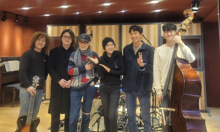 (Seoul=Newsis) Joon Kim (third from left) and Woongsan (fourth from left).  2023.06.19.  (Photo = Provided by JPCOMPANY) photo@newsis.com *Resale and DB prohibited